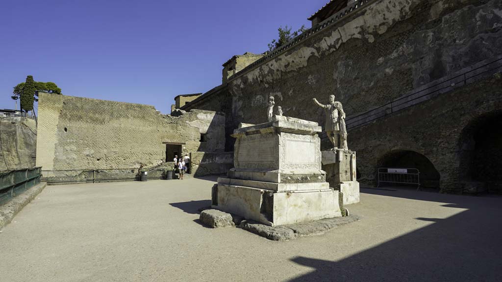 Herculaneum, August 2021. Looking across Terrace towards altar and statues. Photo courtesy of Robert Hanson.